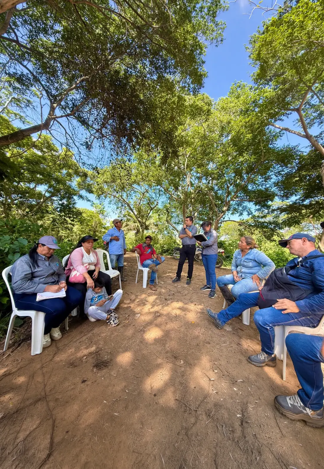 Equipo ZEIKI en diálogo con una comunidad rural
