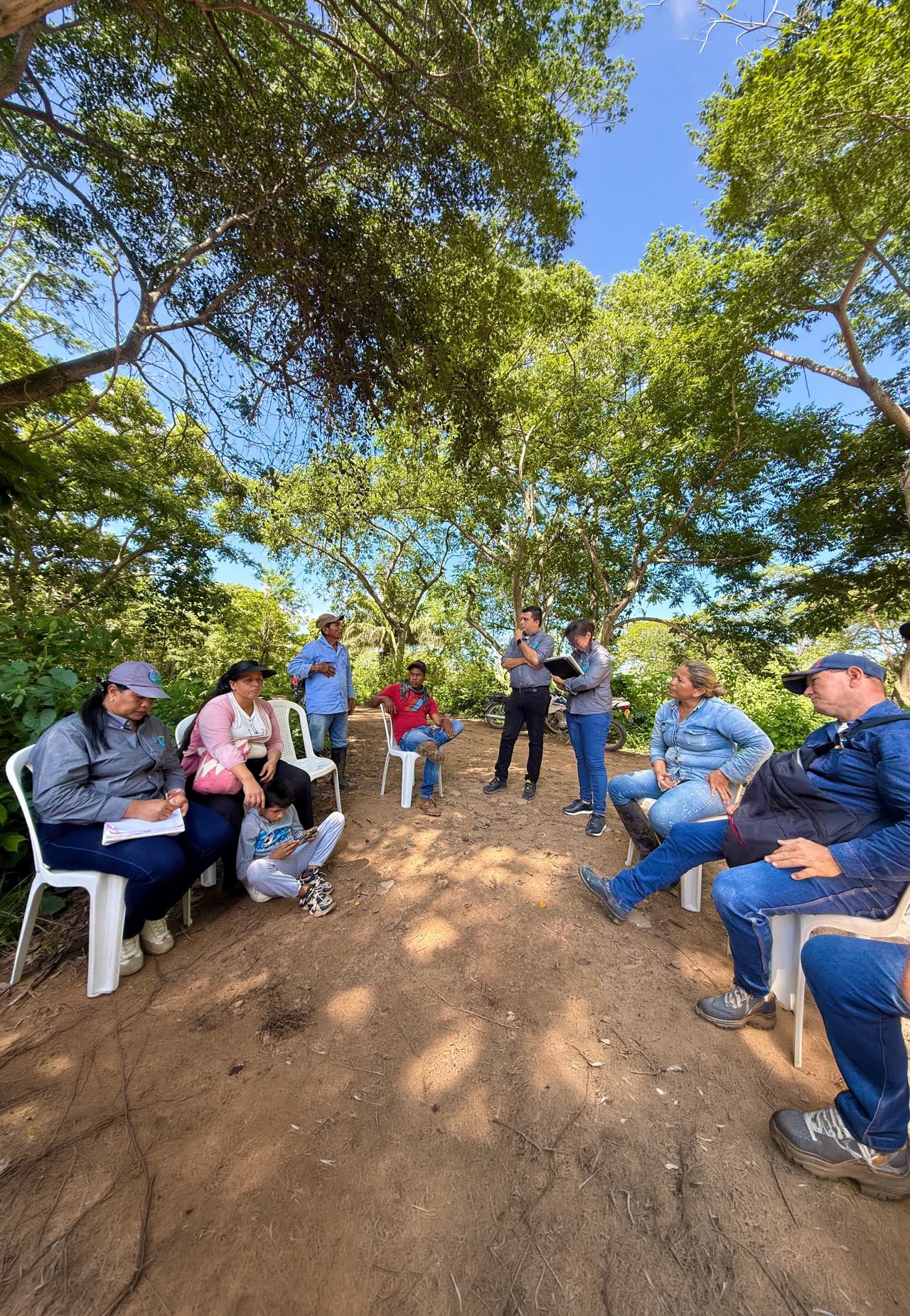 Equipo ZEIKI en diálogo con una comunidad rural